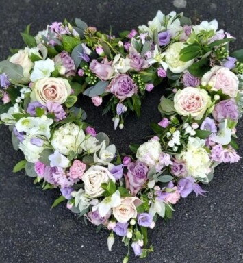 Open Hearts Funeral Tribute, We understand the significance of the floral tribute for your loved one. Get in touch to discuss your requirements.